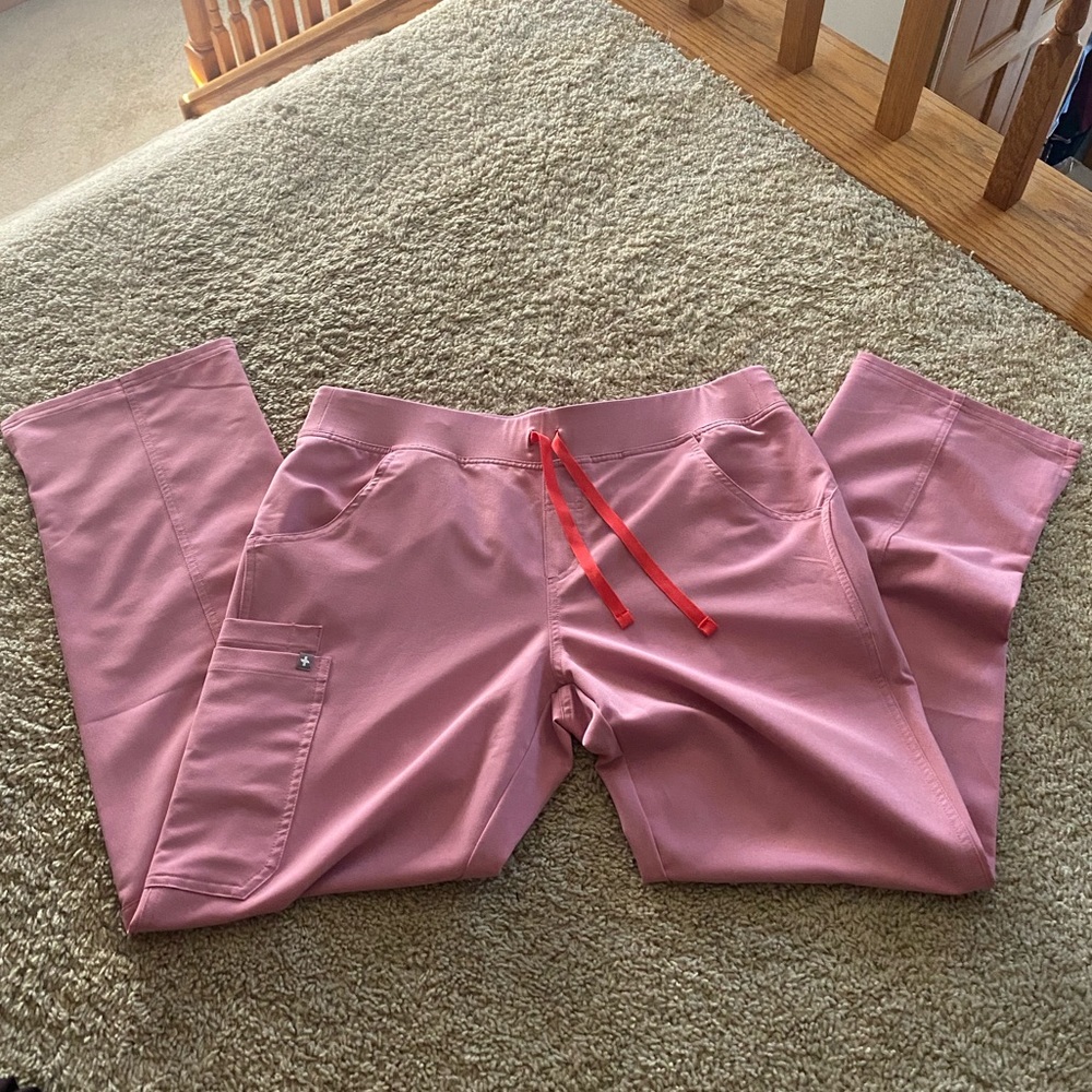 FIGS CHALK PINK SCRUB SET